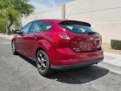 Red 2013 Ford Focus SE
