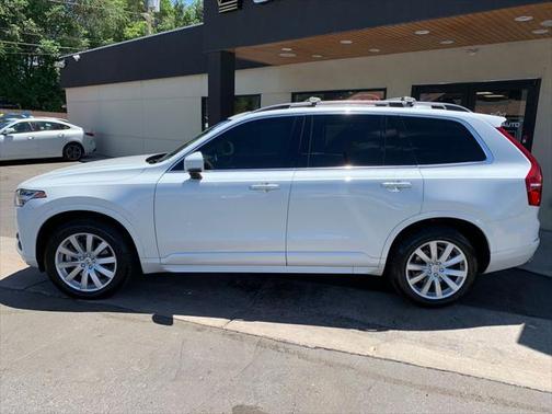 2016 Volvo XC90 T6 Momentum