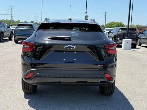 Mosaic Black Metallic 2026 Chevrolet Trax FWD 2RS