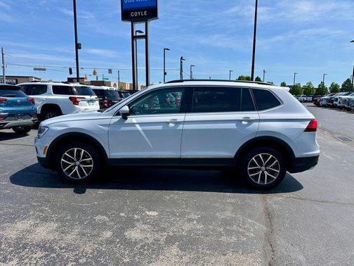 White Silver 2018 Volkswagen Tiguan 2.0T SE 4MOTION
