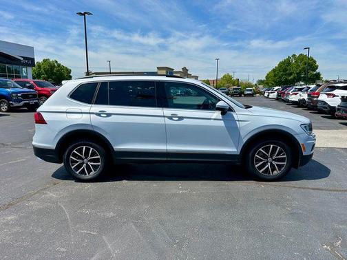 White Silver 2018 Volkswagen Tiguan 2.0T SE 4MOTION