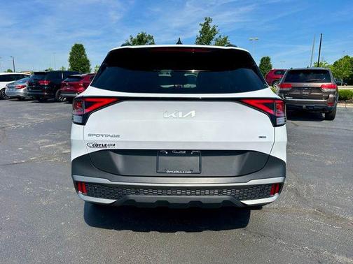 Glacial White Pearl 2024 Kia Sportage X-Line