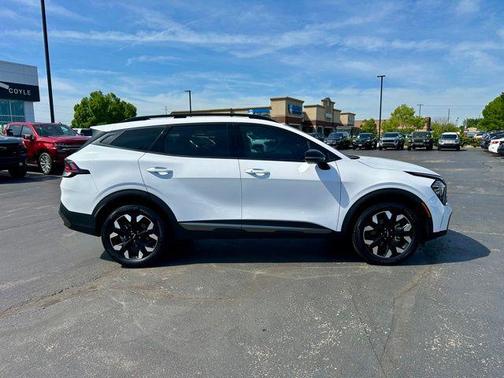 Glacial White Pearl 2024 Kia Sportage X-Line