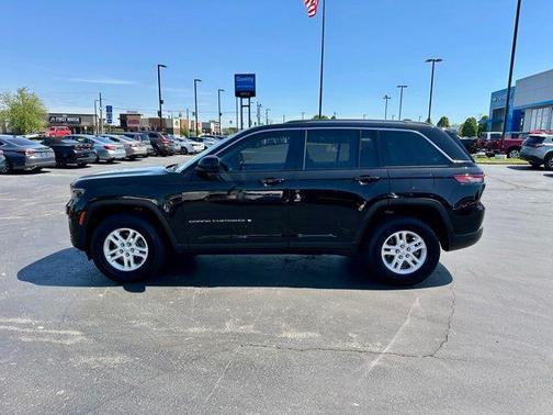 Diamond Black Crystal Pearlcoat 2023 Jeep Grand Cherokee Laredo