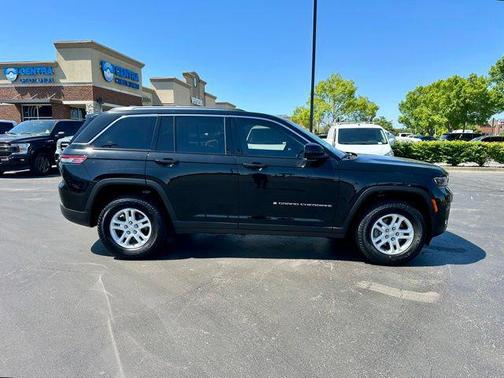 Diamond Black Crystal Pearlcoat 2023 Jeep Grand Cherokee Laredo