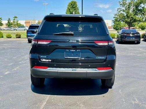 Diamond Black Crystal Pearlcoat 2023 Jeep Grand Cherokee Laredo