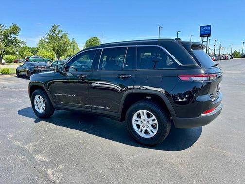 Diamond Black Crystal Pearlcoat 2023 Jeep Grand Cherokee Laredo