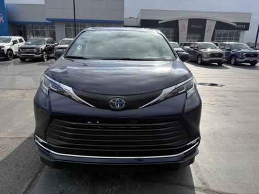 2022 Toyota Sienna XLE
