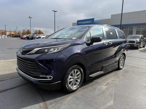 2022 Toyota Sienna XLE