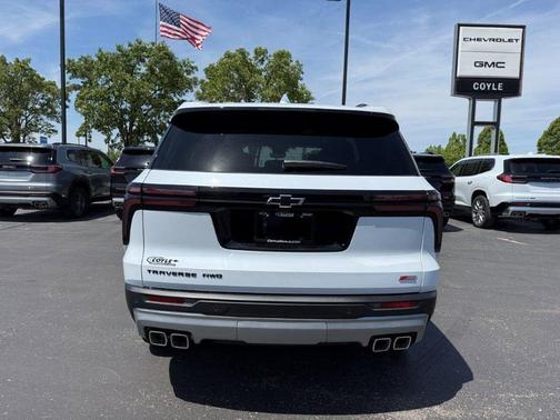 Polar White Tricoat 2026 Chevrolet Traverse AWD Z71