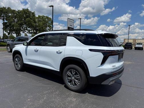 Polar White Tricoat 2026 Chevrolet Traverse LT