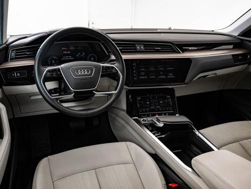 Glacier White Metallic 2022 Audi e-tron Premium Plus