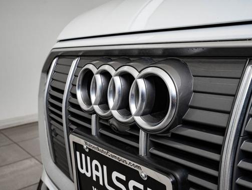 Glacier White Metallic 2022 Audi e-tron Premium Plus