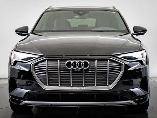 2022 Audi e-tron Premium Plus