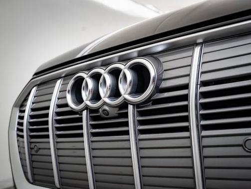 2022 Audi e-tron Premium Plus