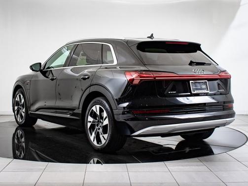 2022 Audi e-tron Premium Plus