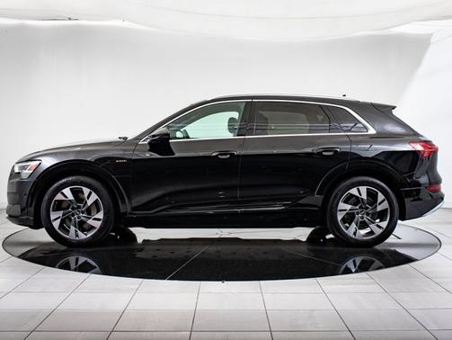 2022 Audi e-tron Premium Plus