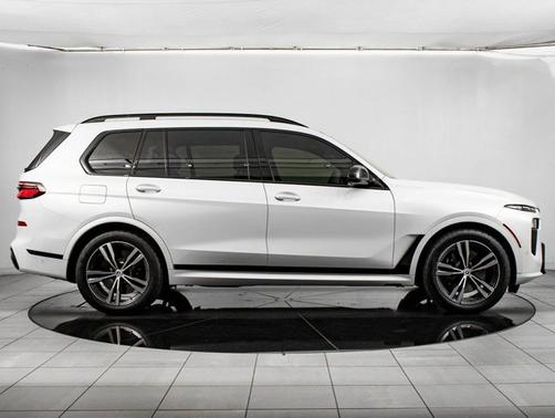 Mineral White Metallic 2023 BMW X7 M60i