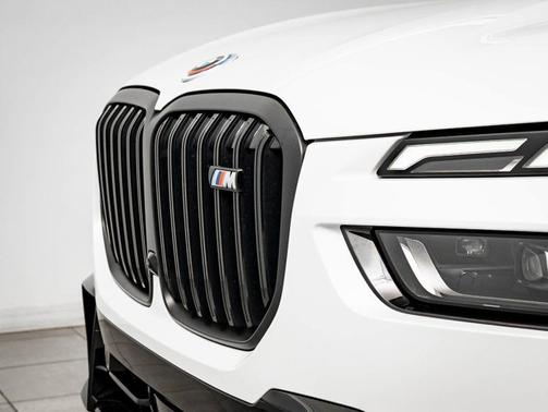 Mineral White Metallic 2023 BMW X7 M60i