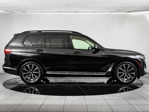 Black Sapphire Metallic 2022 BMW X7 xDrive40i