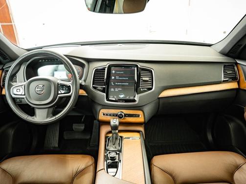 Black 2022 Volvo XC90 Momentum