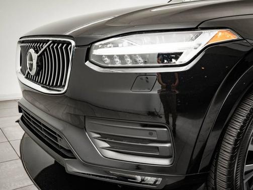 Black 2022 Volvo XC90 Momentum