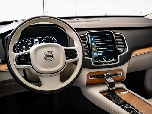 2021 Volvo XC90 Momentum