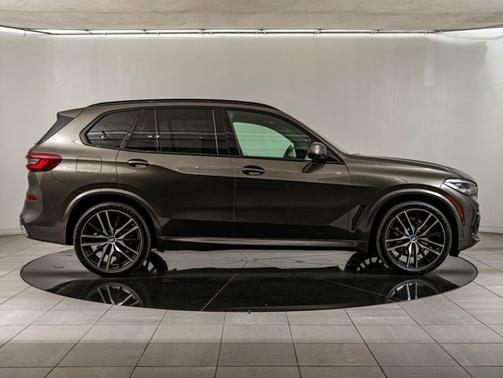 Manhattan Green Metallic 2023 BMW X5 xDrive40i