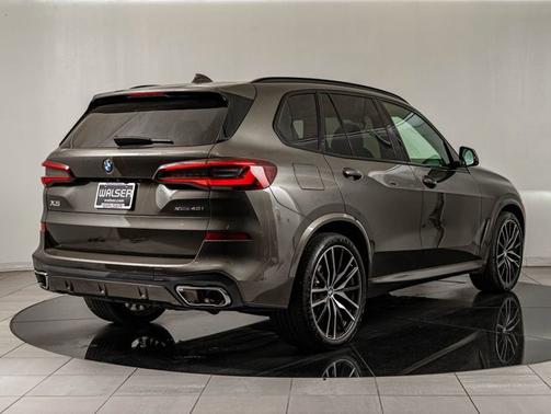 Manhattan Green Metallic 2023 BMW X5 xDrive40i