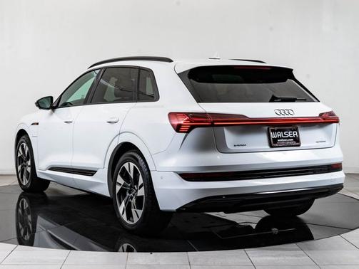 Glacier White Metallic 2021 Audi e-tron Premium