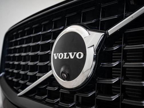 2024 Volvo XC60 Recharge Plug-In Hybrid Ultimate Dark Theme
