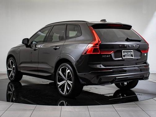 2024 Volvo XC60 Recharge Plug-In Hybrid Ultimate Dark Theme
