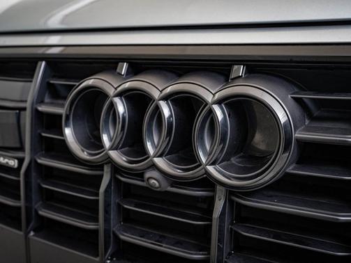 Satellite Silver 2024 Audi Q7 Premium Plus