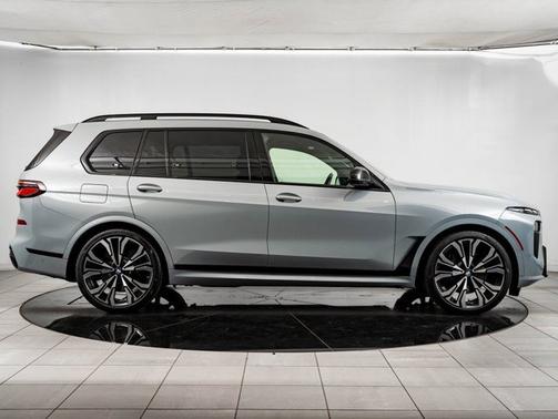 2023 BMW X7 M60i