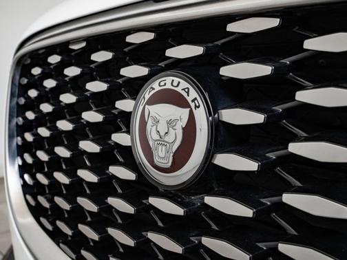 Fuji White 2023 Jaguar F-PACE S