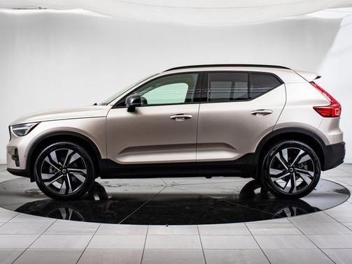 2024 Volvo XC40 Plus Dark Theme