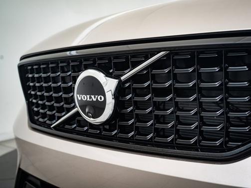 2024 Volvo XC40 Plus Dark Theme