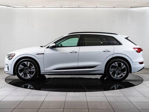 Glacier White Metallic 2021 Audi e-tron Premium