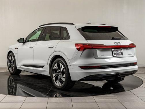Glacier White Metallic 2021 Audi e-tron Premium