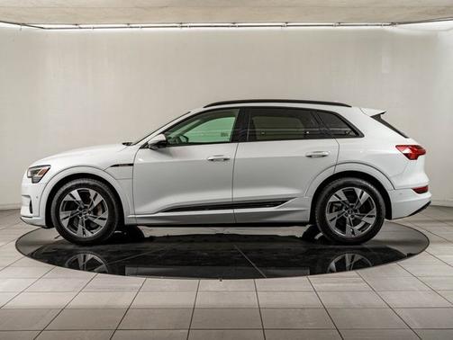 Glacier White Metallic 2021 Audi e-tron Premium