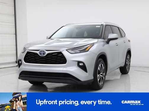 Gray 2022 Toyota Highlander Hybrid XLE
