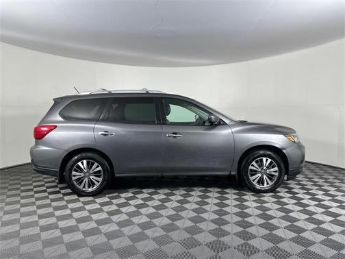 2017 Nissan Pathfinder SL