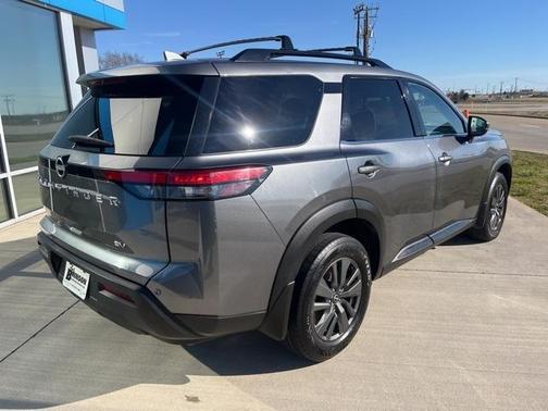 2022 Nissan Pathfinder SV