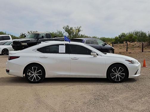 Eminent White Pearl 2025 Lexus ES 300h Base