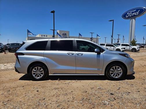 2024 Toyota Sienna XLE 8 Passenger