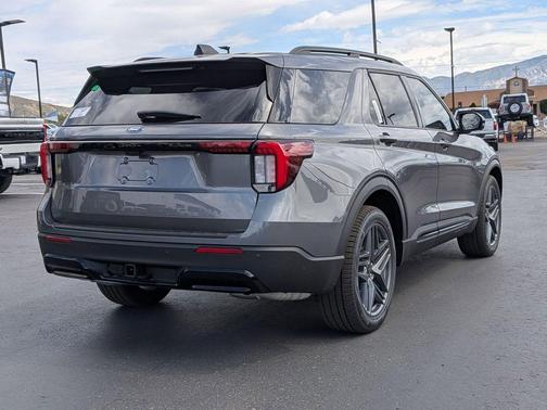 Carbonized Gray Metallic 2026 Ford Explorer ST-Line