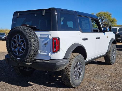 OXFORD WHITE 2025 Ford Bronco Badlands