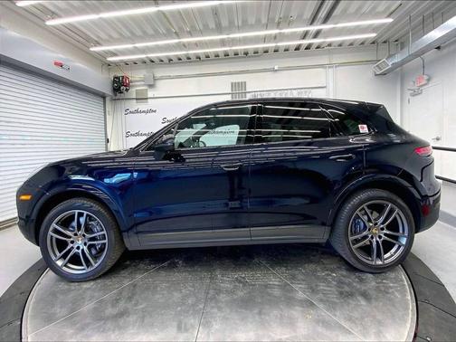 Moonlight Blue Metallic 2023 Porsche Cayenne