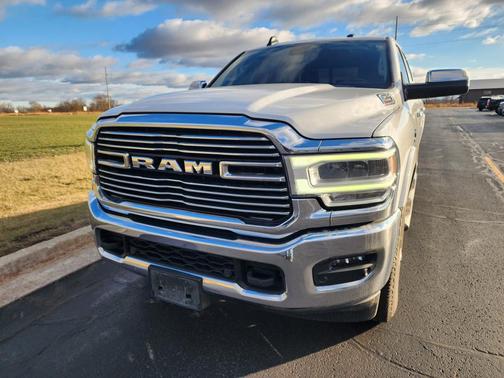 2020 RAM 2500 Laramie Crew Cab 4X4 6'4' Box