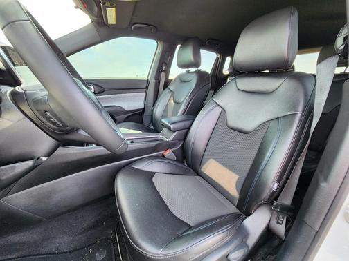 Bright White Clearcoat 2024 Jeep Compass Latitude